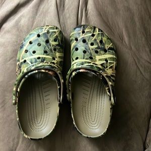 Camo crocs m6/w8